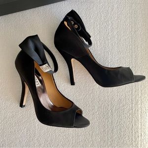 Badgley Mischka Black Satin Sublime Peep Toe Heels 💙